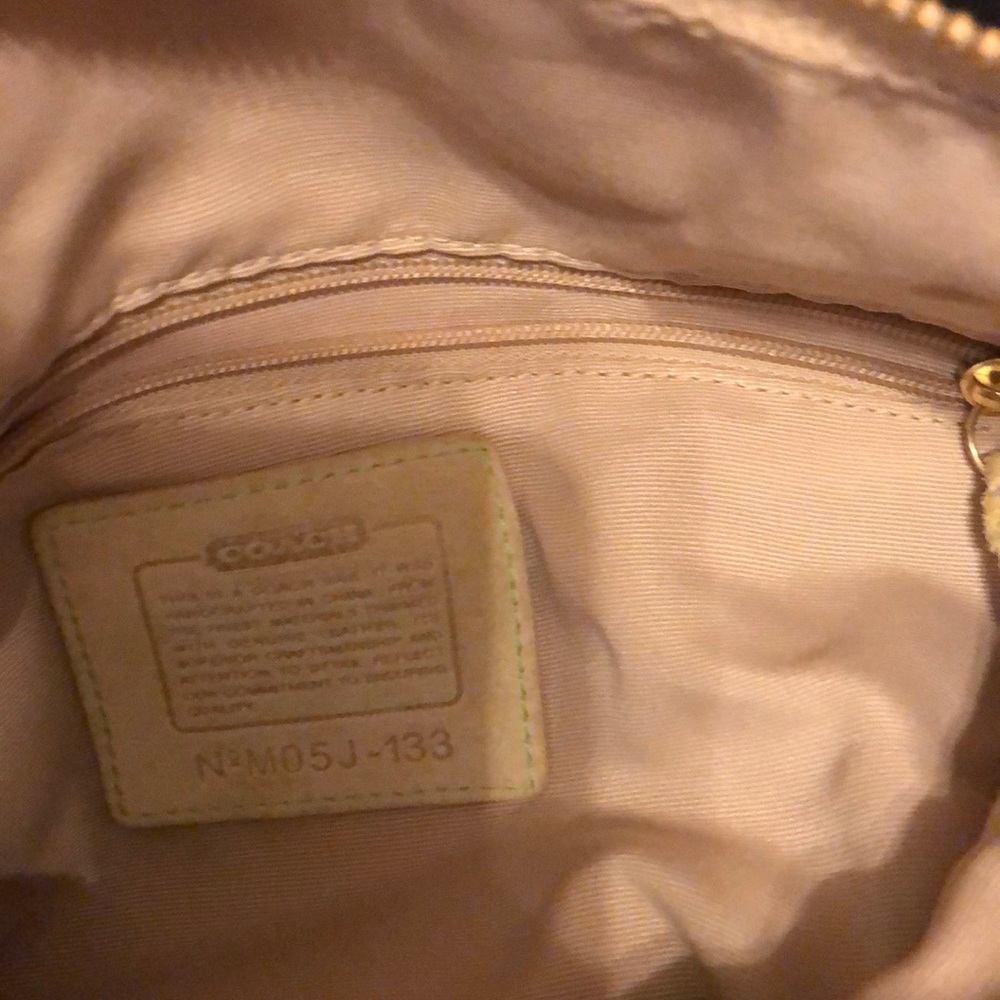 Coach 💯this bag is perfect for Spring🌺 or summer - Picture 4 of 8